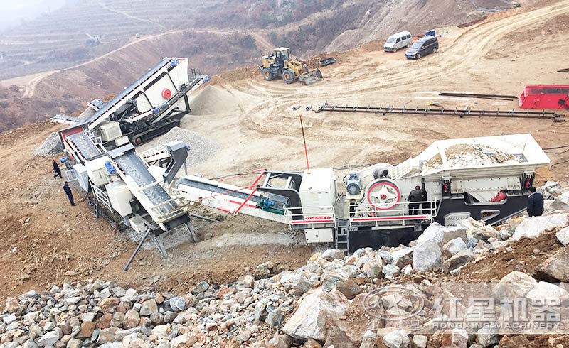 履帶式移動(dòng)破碎機(jī)多機(jī)組作業(yè)現(xiàn)場